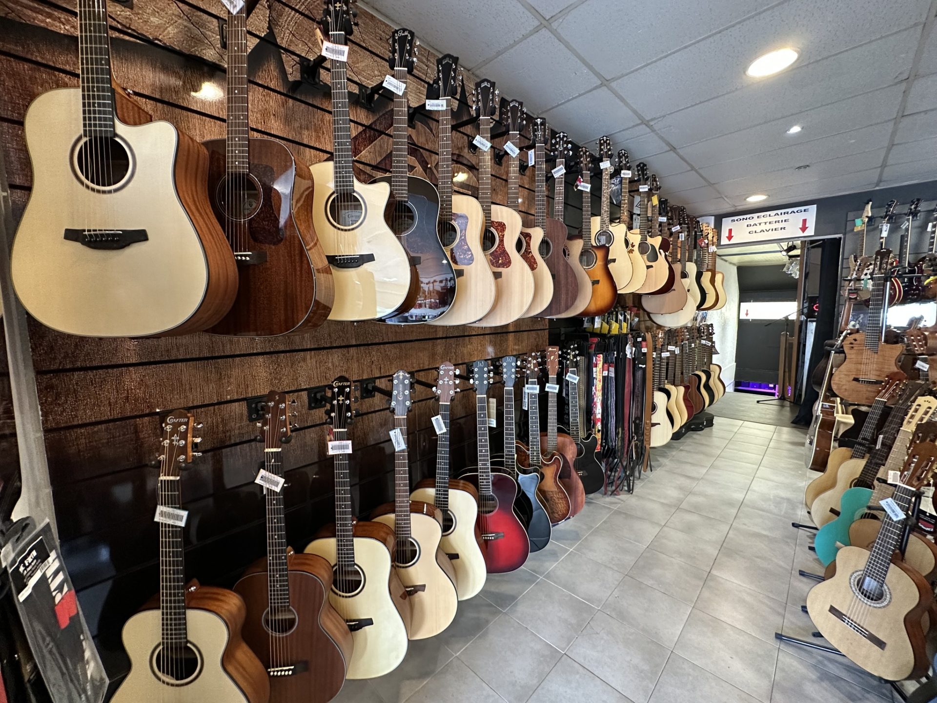 Une allée de guitare dans une boutique
