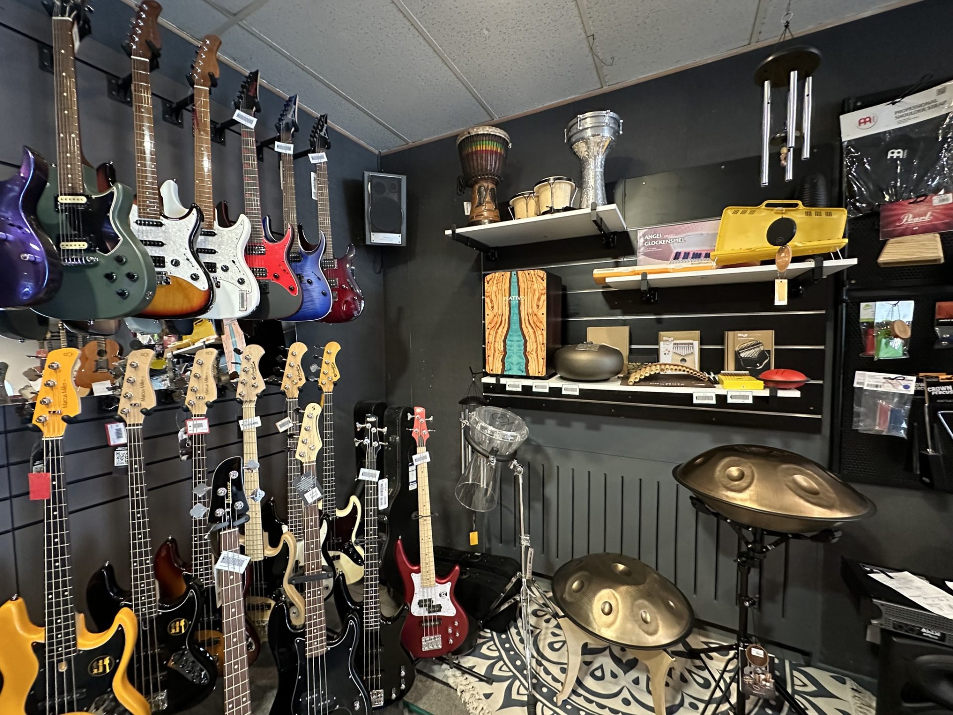 Des guitares électriques accrochés au mur