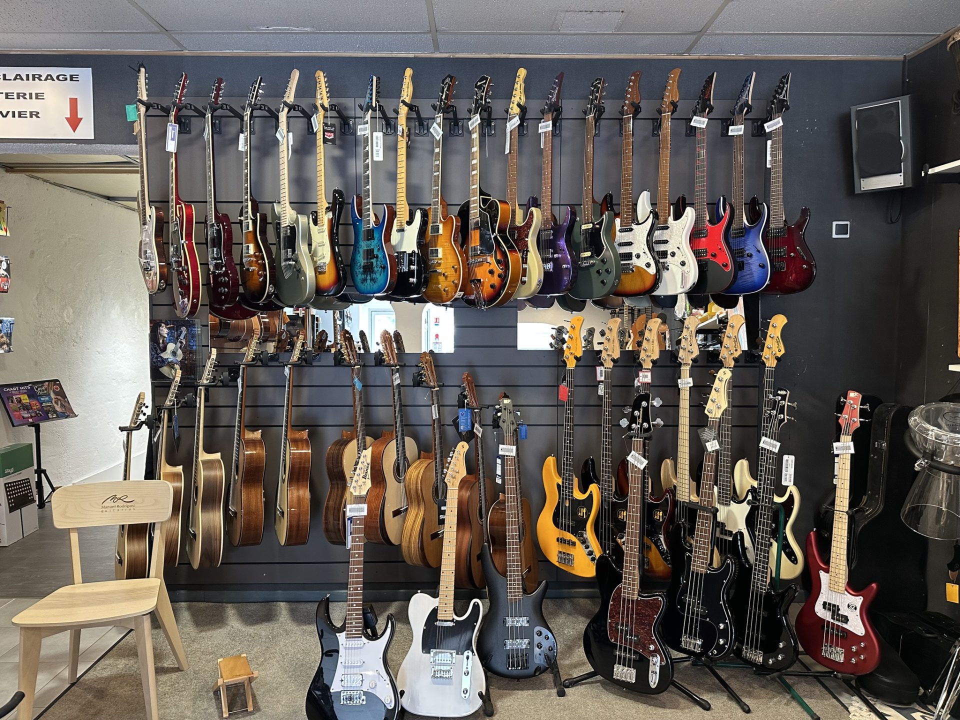Des guitares électriques et classique accrochés au mur